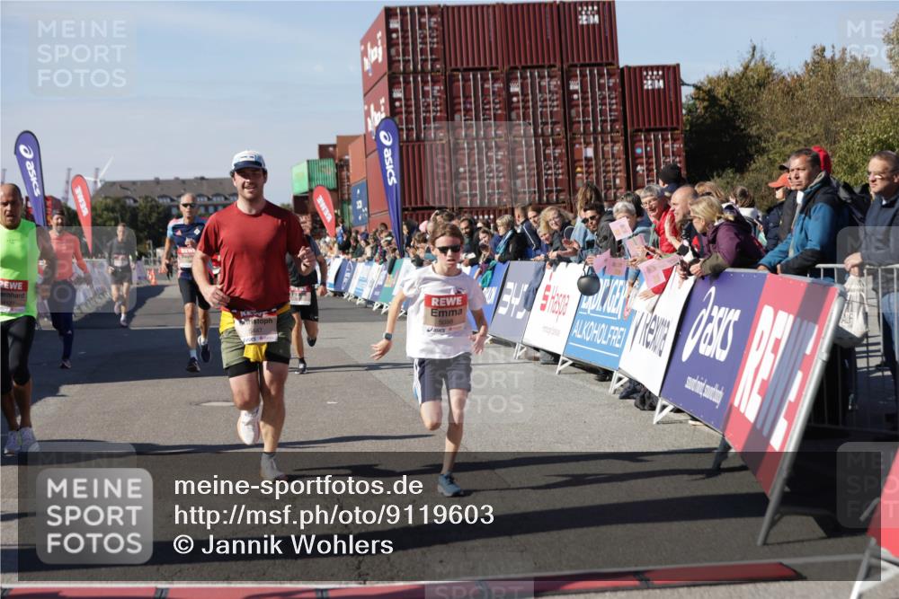 03.10.2025 - Köhlbrandbrückenlauf Jannik Wohlers http://msf.ph/oto/9119603 03.10.2025 13:03:56 Ziel 4127, 4322, 4349, 5098, 5414, 5447, 5950, 5958, 6315, 6341, 6392, 6706 meine-sportfotos.de
