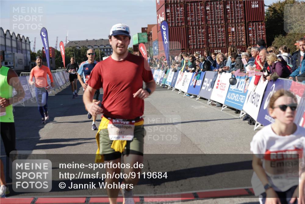 03.10.2025 - Köhlbrandbrückenlauf Jannik Wohlers http://msf.ph/oto/9119684 03.10.2025 13:03:57 Ziel 4056, 4127, 4322, 4349, 5098, 5414, 5447, 5950, 5958, 6315, 6341, 6392, 6706 meine-sportfotos.de