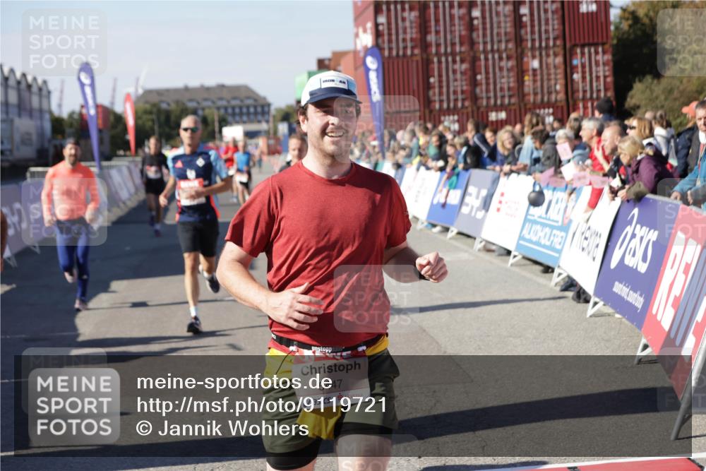 03.10.2025 - Köhlbrandbrückenlauf Jannik Wohlers http://msf.ph/oto/9119721 03.10.2025 13:03:57 Ziel 4056, 4127, 4322, 4349, 5098, 5414, 5447, 5950, 5958, 6315, 6341, 6392, 6706 meine-sportfotos.de