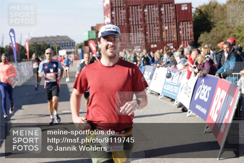 03.10.2025 - Köhlbrandbrückenlauf Jannik Wohlers http://msf.ph/oto/9119745 03.10.2025 13:03:57 Ziel 4056, 4127, 4322, 4349, 5098, 5414, 5447, 5950, 5958, 6315, 6341, 6392, 6706 meine-sportfotos.de