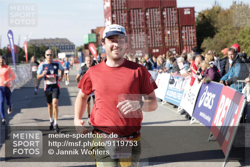 03.10.2025 - Köhlbrandbrückenlauf Jannik Wohlers http://msf.ph/oto/9119753 03.10.2025 13:03:57 Ziel 4056, 4127, 4322, 4349, 5098, 5414, 5447, 5950, 5958, 6315, 6341, 6392, 6706 meine-sportfotos.de