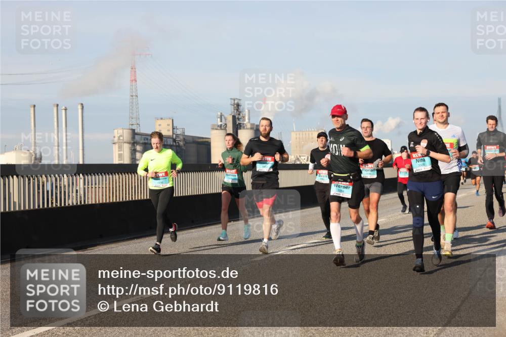 03.10.2025 - Köhlbrandbrückenlauf Lena Gebhardt http://msf.ph/oto/9119816 03.10.2025 09:45:43 Position 2 1110, 3264, 1146, 3568 meine-sportfotos.de