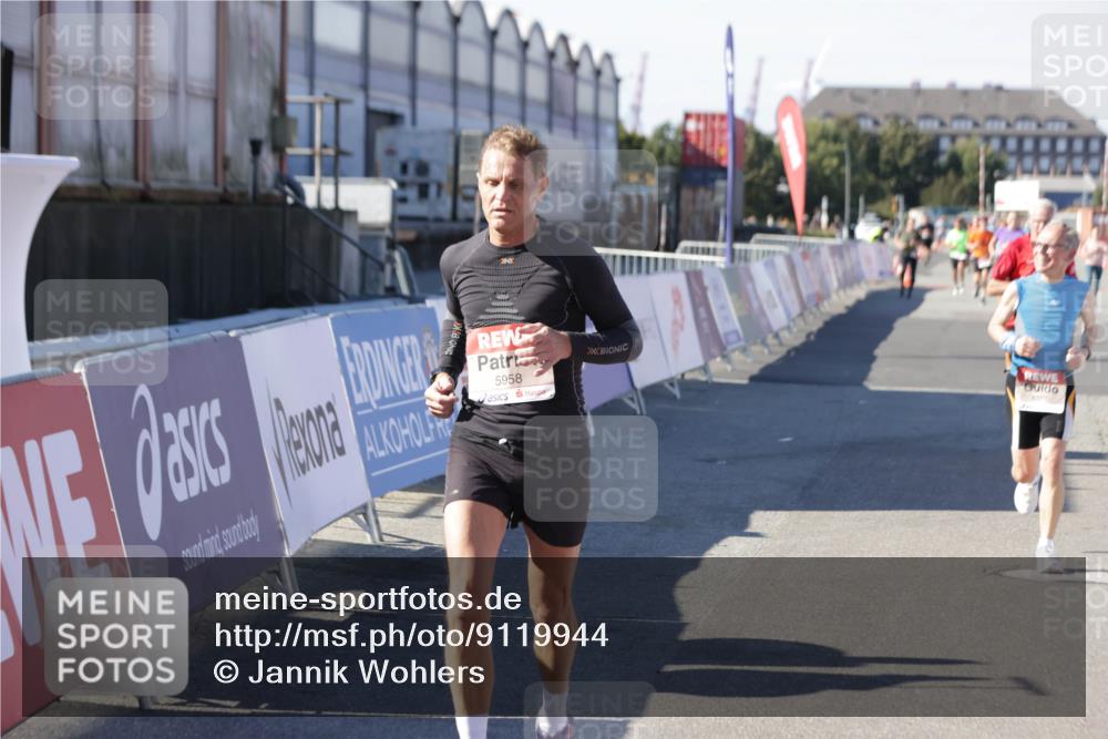 03.10.2025 - Köhlbrandbrückenlauf Jannik Wohlers http://msf.ph/oto/9119944 03.10.2025 13:04:02 Ziel 4056, 4127, 4349, 4372, 4480, 5098, 5414, 5447, 5950, 5958, 6315, 6392 meine-sportfotos.de
