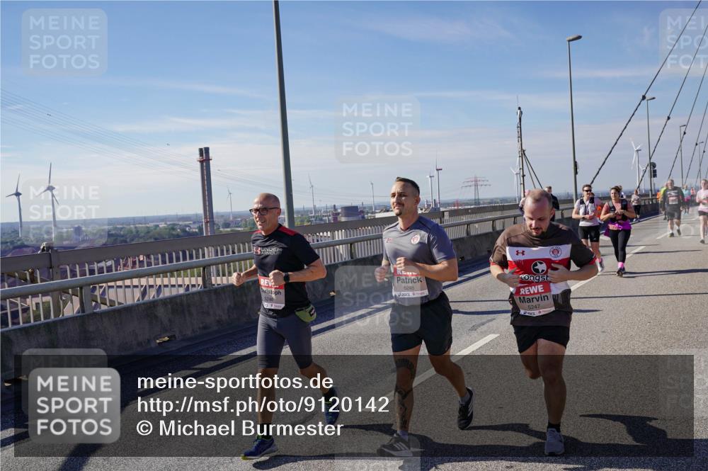 03.10.2025 - Köhlbrandbrückenlauf Michael Burmester http://msf.ph/oto/9120142 03.10.2025 13:01:19 Position 2 5246, 5248, 5247 meine-sportfotos.de