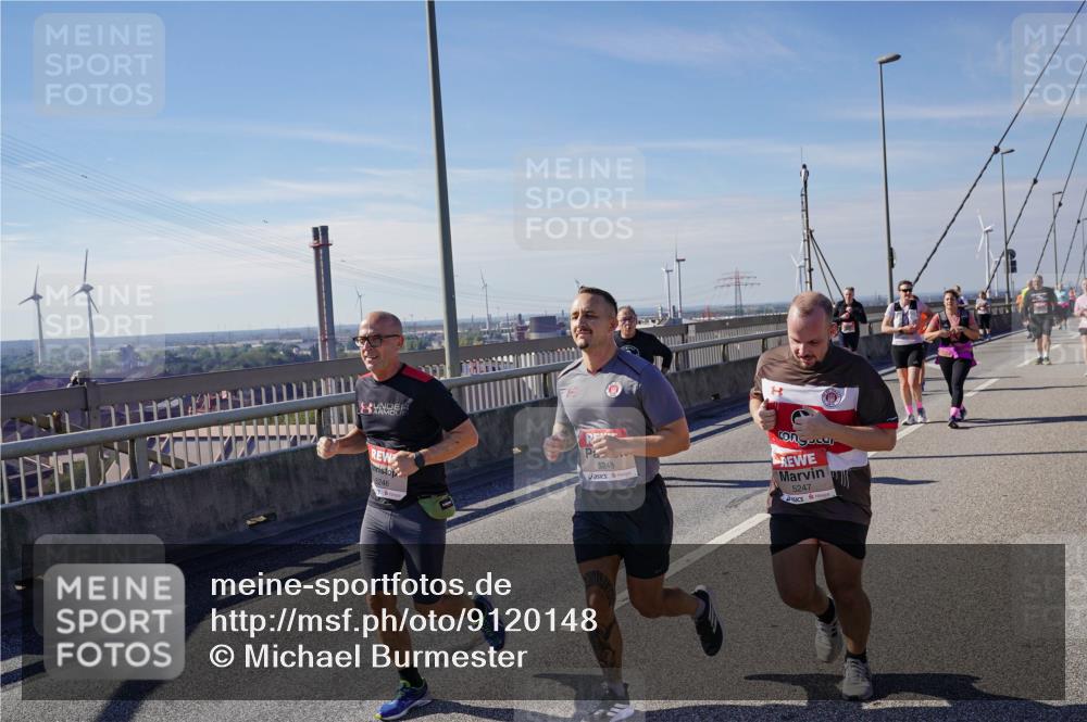 03.10.2025 - Köhlbrandbrückenlauf Michael Burmester http://msf.ph/oto/9120148 03.10.2025 13:01:19 Position 2 5246, 5248, 5247 meine-sportfotos.de