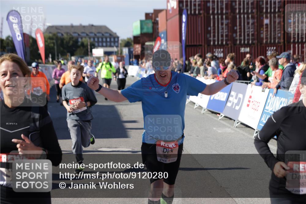 03.10.2025 - Köhlbrandbrückenlauf Jannik Wohlers http://msf.ph/oto/9120280 03.10.2025 13:35:26 Ziel 4434, 4440, 4886, 4949, 5140, 5279, 5356, 5412, 5548, 5575, 6204, 6205, 6283, 6358, 6411, 6547 meine-sportfotos.de