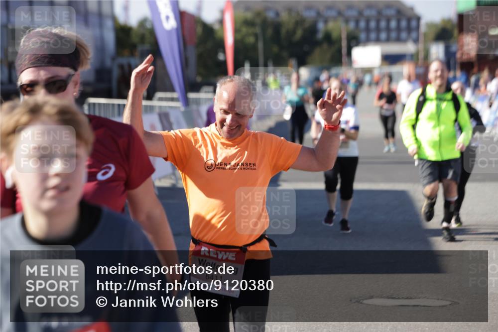03.10.2025 - Köhlbrandbrückenlauf Jannik Wohlers http://msf.ph/oto/9120380 03.10.2025 13:35:29 Ziel 4434, 4440, 4886, 4949, 5140, 5279, 5356, 5517, 5539, 5548, 5575, 6283, 6358, 6411 meine-sportfotos.de