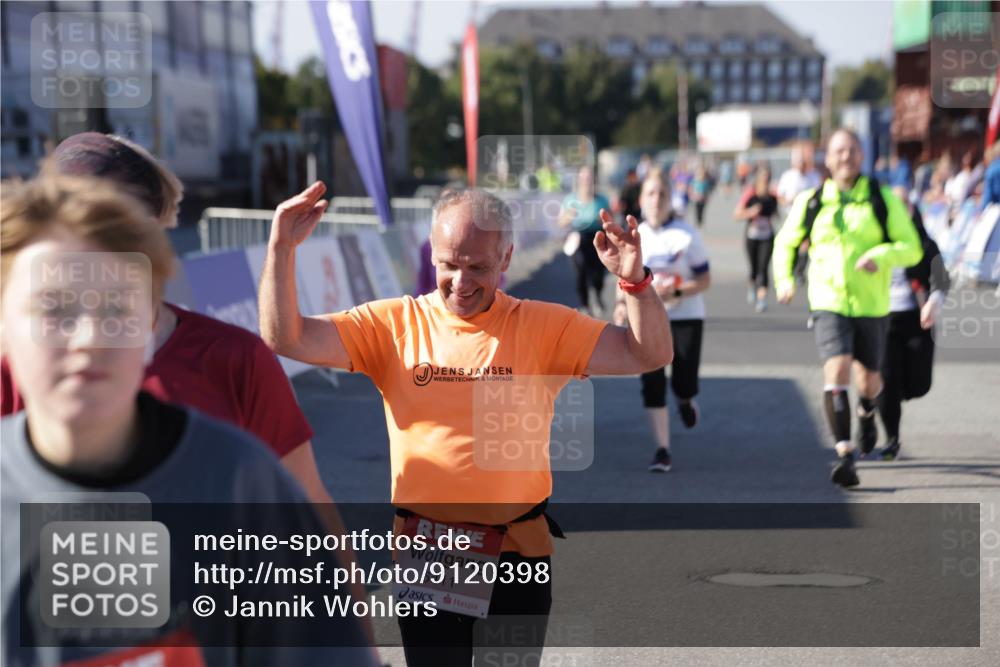 03.10.2025 - Köhlbrandbrückenlauf Jannik Wohlers http://msf.ph/oto/9120398 03.10.2025 13:35:29 Ziel 4434, 4440, 4886, 4949, 5140, 5279, 5356, 5517, 5539, 5548, 5575, 6283, 6358, 6411 meine-sportfotos.de