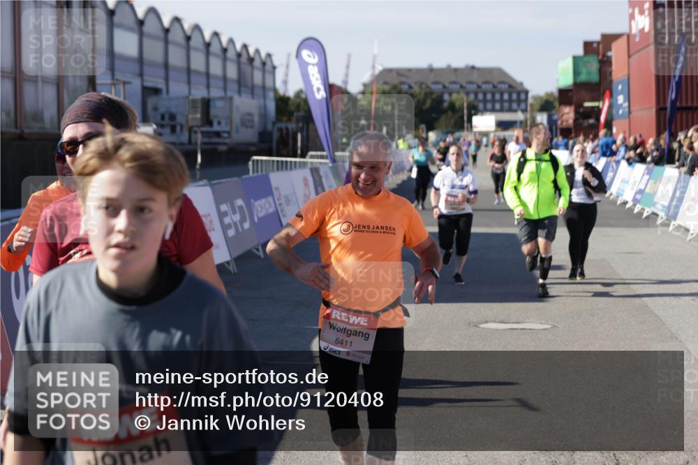 03.10.2025 - Köhlbrandbrückenlauf Jannik Wohlers http://msf.ph/oto/9120408 03.10.2025 13:35:29 Ziel 4434, 4440, 4886, 4949, 5140, 5279, 5356, 5517, 5539, 5548, 5575, 6283, 6358, 6411 meine-sportfotos.de