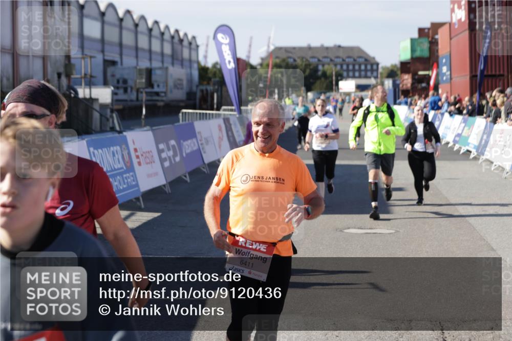 03.10.2025 - Köhlbrandbrückenlauf Jannik Wohlers http://msf.ph/oto/9120436 03.10.2025 13:35:29 Ziel 4434, 4440, 4886, 4949, 5140, 5279, 5356, 5517, 5539, 5548, 5575, 6283, 6358, 6411 meine-sportfotos.de