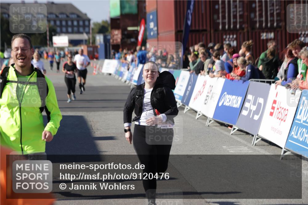 03.10.2025 - Köhlbrandbrückenlauf Jannik Wohlers http://msf.ph/oto/9120476 03.10.2025 13:35:31 Ziel 4434, 4440, 4949, 5140, 5356, 5517, 5539, 5548, 5575, 6283, 6358, 6411 meine-sportfotos.de