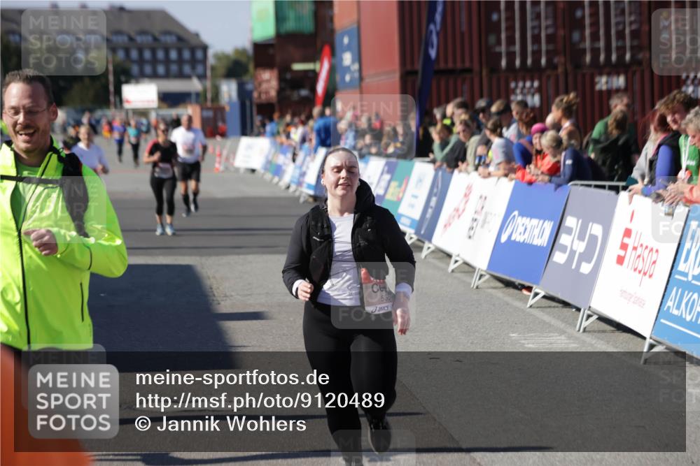 03.10.2025 - Köhlbrandbrückenlauf Jannik Wohlers http://msf.ph/oto/9120489 03.10.2025 13:35:31 Ziel 4434, 4440, 4949, 5140, 5356, 5517, 5539, 5548, 5575, 6283, 6358, 6411 meine-sportfotos.de