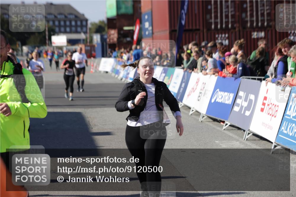 03.10.2025 - Köhlbrandbrückenlauf Jannik Wohlers http://msf.ph/oto/9120500 03.10.2025 13:35:32 Ziel 4434, 4440, 4949, 5140, 5356, 5517, 5539, 5548, 5575, 6283, 6358, 6411 meine-sportfotos.de