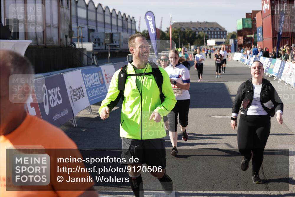 03.10.2025 - Köhlbrandbrückenlauf Jannik Wohlers http://msf.ph/oto/9120506 03.10.2025 13:35:32 Ziel 4434, 4440, 4949, 5140, 5356, 5517, 5539, 5548, 5575, 6283, 6358, 6411 meine-sportfotos.de