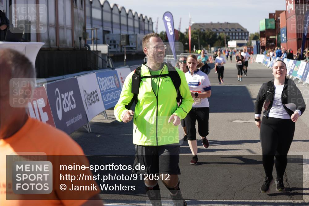 03.10.2025 - Köhlbrandbrückenlauf Jannik Wohlers http://msf.ph/oto/9120512 03.10.2025 13:35:32 Ziel 4434, 4440, 4949, 5140, 5356, 5517, 5539, 5548, 5575, 6283, 6358, 6411 meine-sportfotos.de