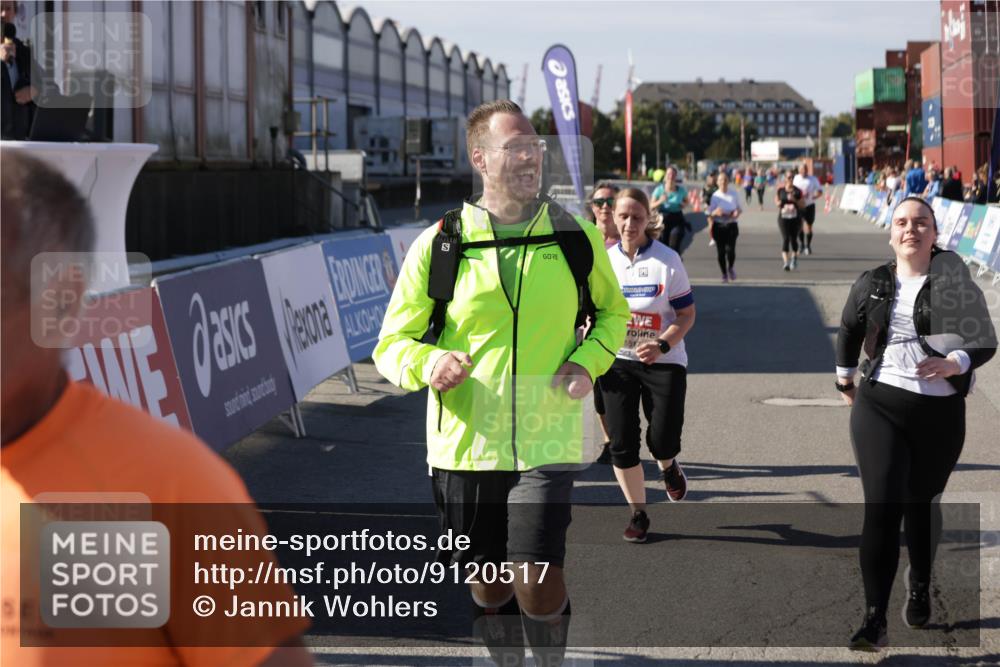 03.10.2025 - Köhlbrandbrückenlauf Jannik Wohlers http://msf.ph/oto/9120517 03.10.2025 13:35:33 Ziel 4434, 4440, 4949, 5140, 5356, 5517, 5539, 5548, 5575, 6283, 6358, 6411 meine-sportfotos.de