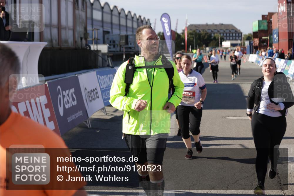 03.10.2025 - Köhlbrandbrückenlauf Jannik Wohlers http://msf.ph/oto/9120523 03.10.2025 13:35:33 Ziel 4434, 4440, 4949, 5140, 5356, 5517, 5539, 5548, 5575, 6283, 6358, 6411 meine-sportfotos.de