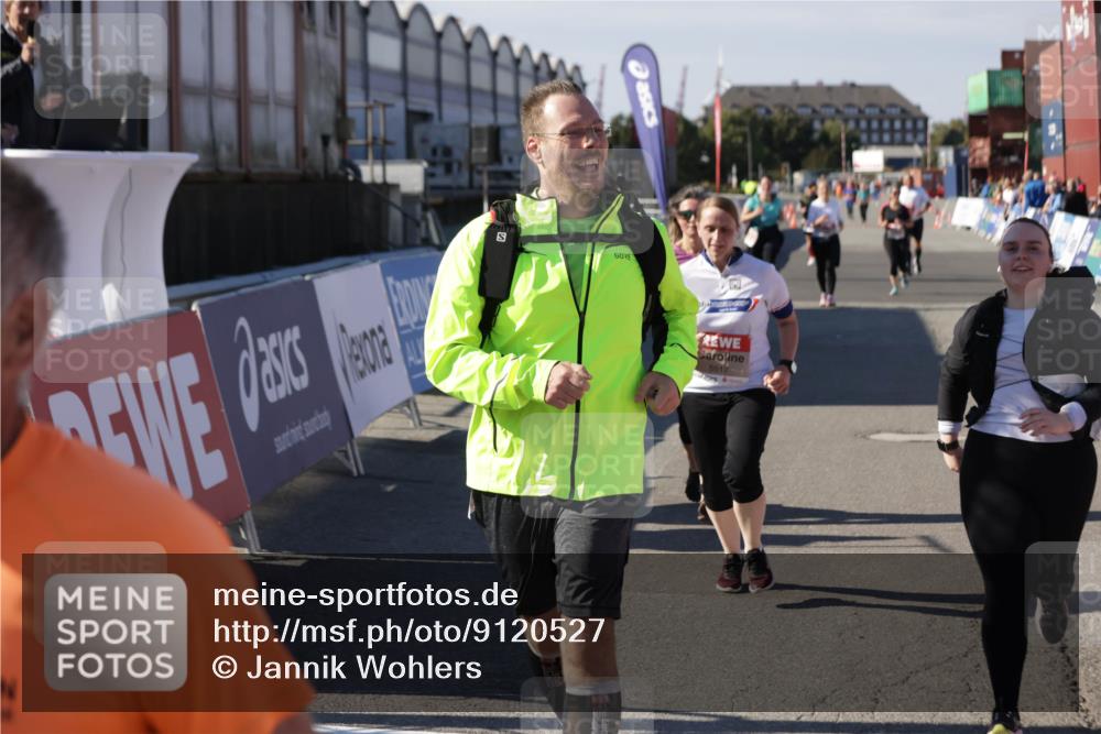 03.10.2025 - Köhlbrandbrückenlauf Jannik Wohlers http://msf.ph/oto/9120527 03.10.2025 13:35:33 Ziel 4434, 4440, 4949, 5140, 5356, 5517, 5539, 5548, 5575, 6283, 6358, 6411 meine-sportfotos.de