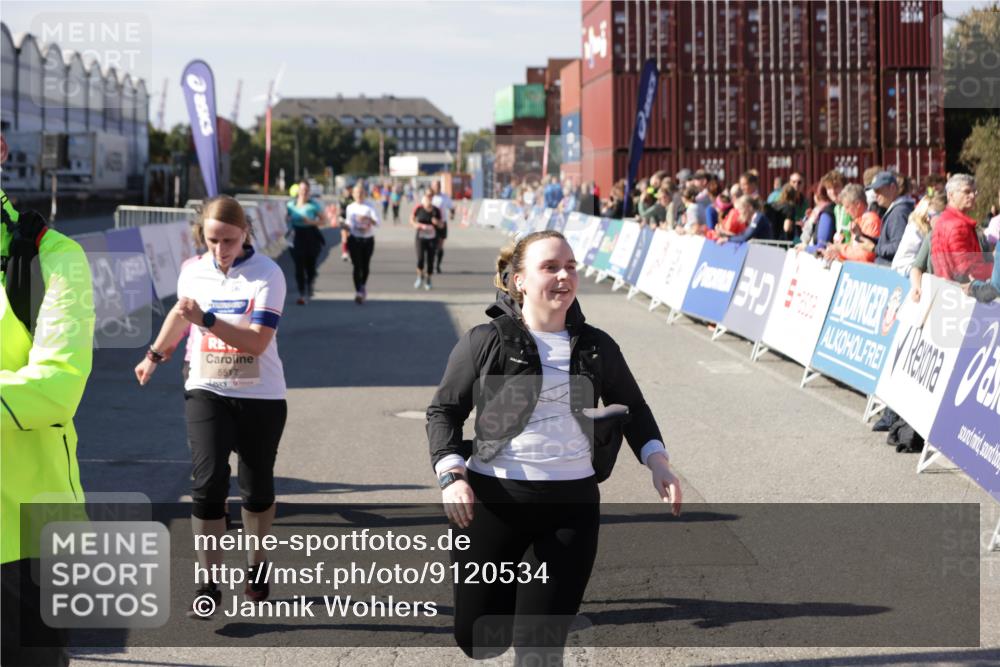 03.10.2025 - Köhlbrandbrückenlauf Jannik Wohlers http://msf.ph/oto/9120534 03.10.2025 13:35:33 Ziel 4434, 4440, 4949, 5140, 5356, 5517, 5539, 5548, 5575, 6283, 6358, 6411 meine-sportfotos.de