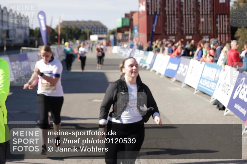 03.10.2025 - Köhlbrandbrückenlauf Jannik Wohlers http://msf.ph/oto/9120539 03.10.2025 13:35:33 Ziel 4434, 4440, 4949, 5140, 5356, 5517, 5539, 5548, 5575, 6283, 6358, 6411 meine-sportfotos.de