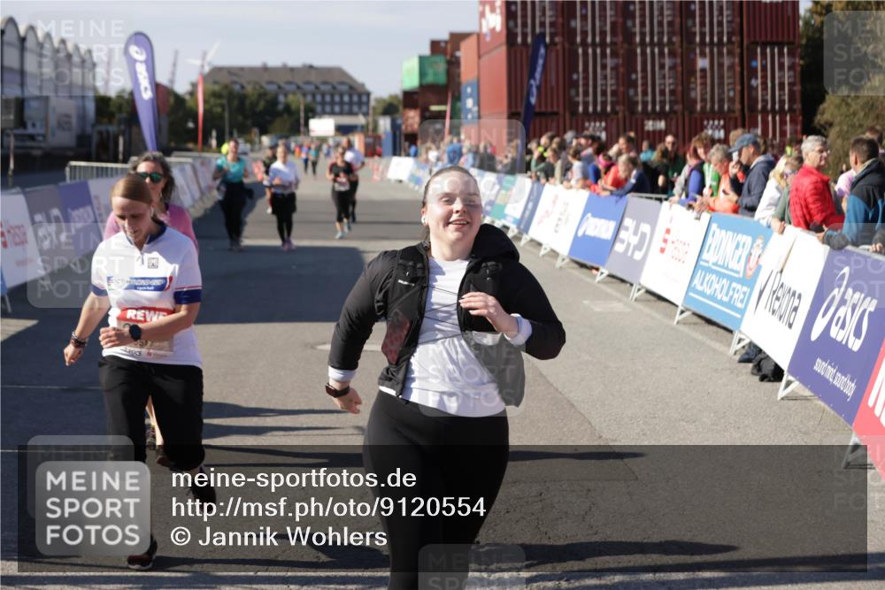 03.10.2025 - Köhlbrandbrückenlauf Jannik Wohlers http://msf.ph/oto/9120554 03.10.2025 13:35:33 Ziel 4434, 4440, 4949, 5140, 5356, 5517, 5539, 5548, 5575, 6283, 6358, 6411 meine-sportfotos.de