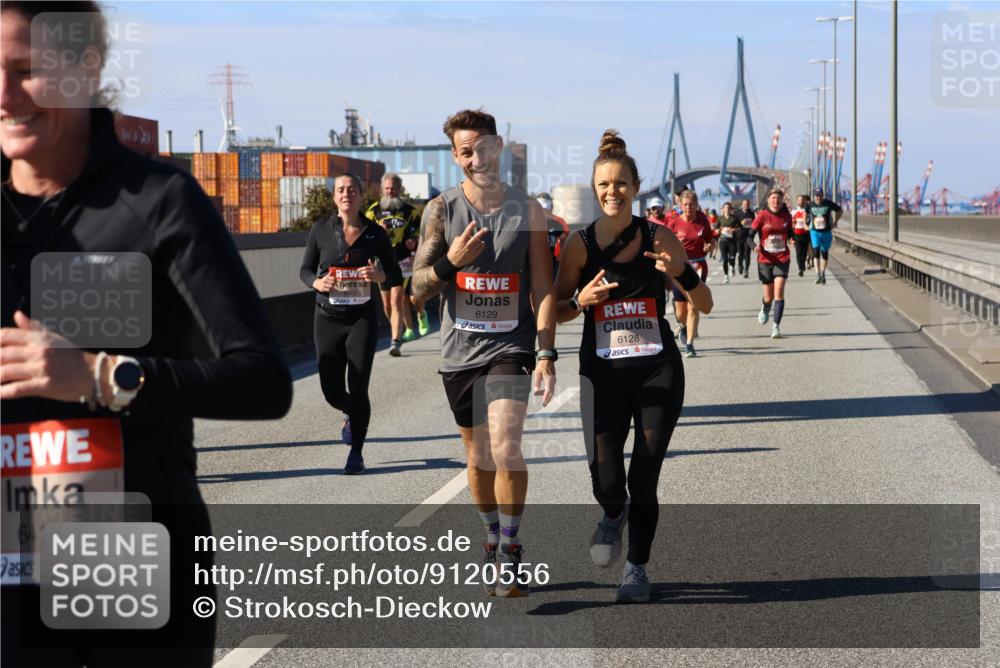 03.10.2025 - Köhlbrandbrückenlauf Strokosch-Dieckow http://msf.ph/oto/9120556 03.10.2025 12:58:50 Position 3 6418, 6129, 6128 meine-sportfotos.de
