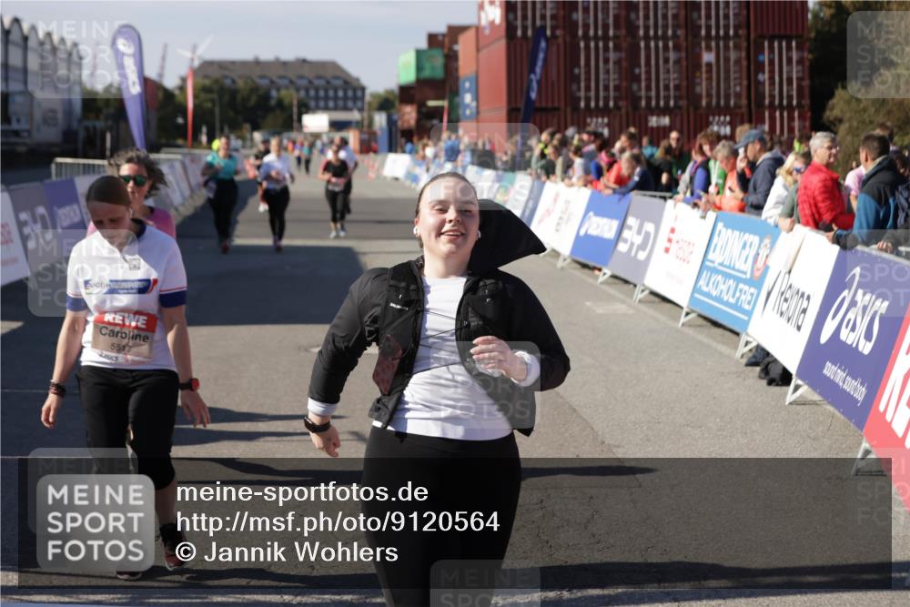 03.10.2025 - Köhlbrandbrückenlauf Jannik Wohlers http://msf.ph/oto/9120564 03.10.2025 13:35:33 Ziel 4434, 4440, 4949, 5140, 5356, 5517, 5539, 5548, 5575, 6283, 6358, 6411 meine-sportfotos.de