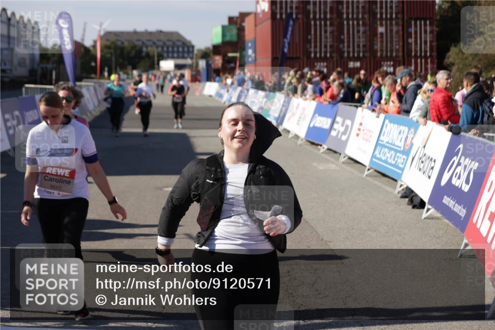 03.10.2025 - Köhlbrandbrückenlauf Jannik Wohlers http://msf.ph/oto/9120571 03.10.2025 13:35:33 Ziel 4434, 4440, 4949, 5140, 5356, 5517, 5539, 5548, 5575, 6283, 6358, 6411 meine-sportfotos.de