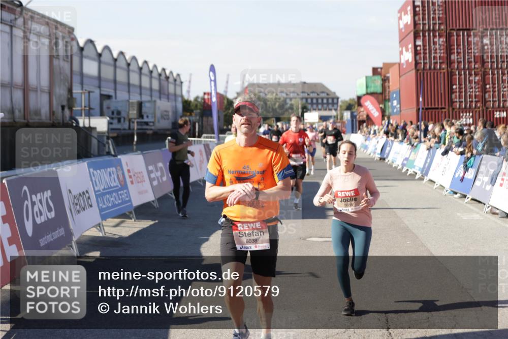 03.10.2025 - Köhlbrandbrückenlauf Jannik Wohlers http://msf.ph/oto/9120579 03.10.2025 13:04:17 Ziel 4494, 5055, 5721, 6038, 6250, 6251, 6523, 6723, 6724 meine-sportfotos.de