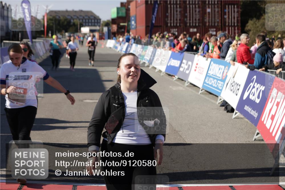 03.10.2025 - Köhlbrandbrückenlauf Jannik Wohlers http://msf.ph/oto/9120580 03.10.2025 13:35:34 Ziel 4434, 4440, 4949, 5140, 5356, 5517, 5539, 5548, 5575, 5680, 6283, 6358, 6396, 6411 meine-sportfotos.de