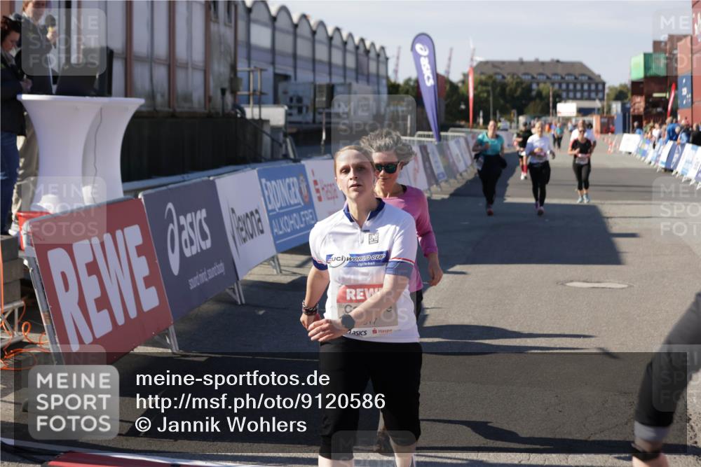 03.10.2025 - Köhlbrandbrückenlauf Jannik Wohlers http://msf.ph/oto/9120586 03.10.2025 13:35:34 Ziel 4434, 4440, 4949, 5140, 5356, 5517, 5539, 5548, 5575, 5680, 6283, 6358, 6396, 6411 meine-sportfotos.de