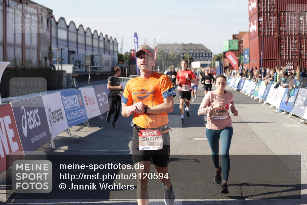 03.10.2025 - Köhlbrandbrückenlauf Jannik Wohlers http://msf.ph/oto/9120594 03.10.2025 13:04:17 Ziel 4494, 5055, 5721, 6038, 6250, 6251, 6523, 6723, 6724 meine-sportfotos.de