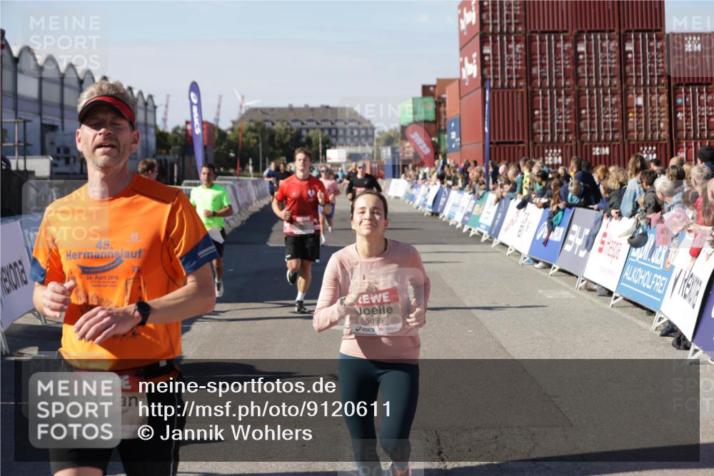 03.10.2025 - Köhlbrandbrückenlauf Jannik Wohlers http://msf.ph/oto/9120611 03.10.2025 13:04:18 Ziel 4297, 4494, 5055, 5721, 6038, 6250, 6251, 6523, 6723, 6724 meine-sportfotos.de