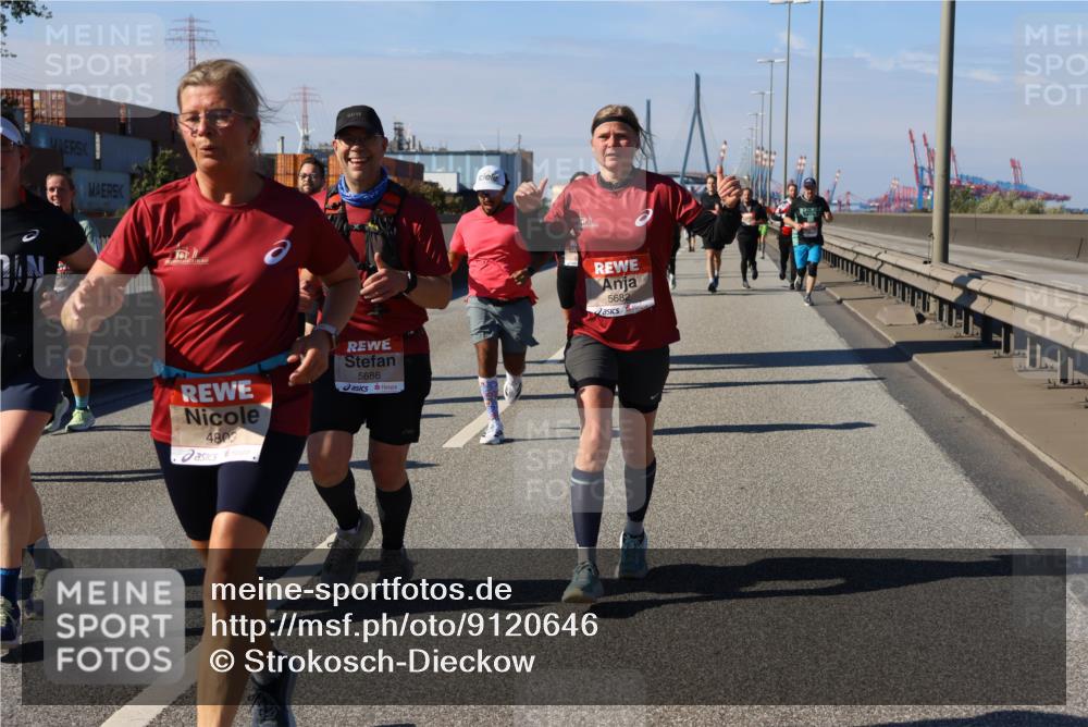 03.10.2025 - Köhlbrandbrückenlauf Strokosch-Dieckow http://msf.ph/oto/9120646 03.10.2025 12:58:57 Position 3 4803, 5686, 5682 meine-sportfotos.de