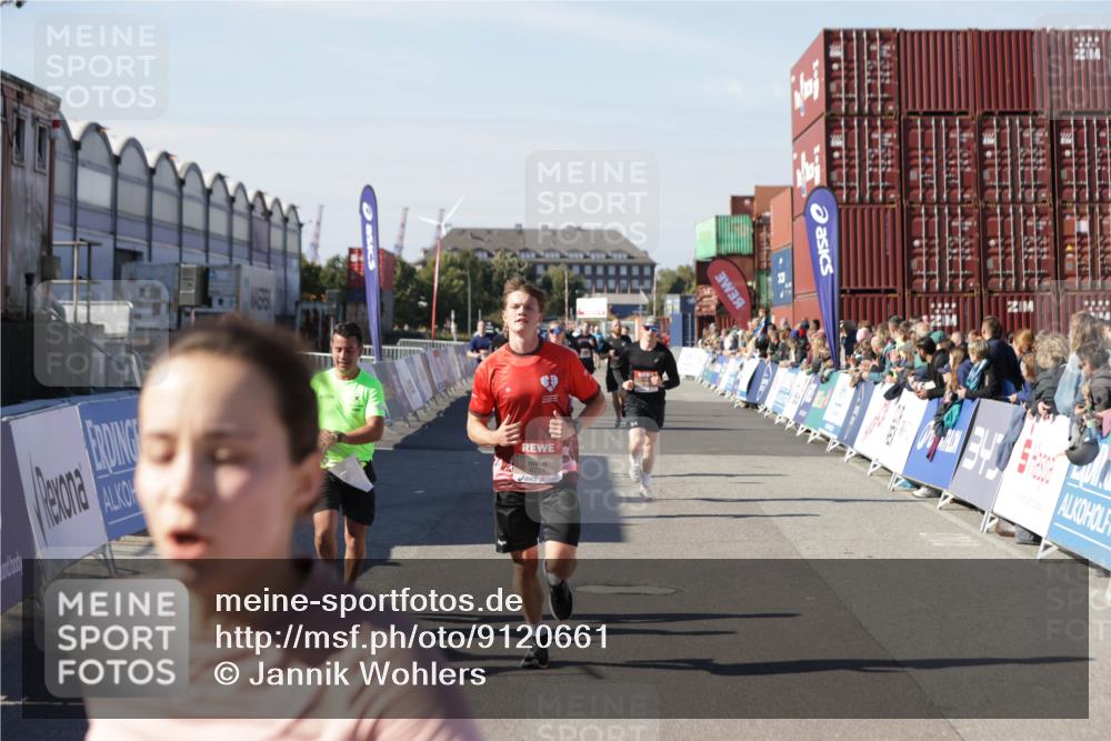 03.10.2025 - Köhlbrandbrückenlauf Jannik Wohlers http://msf.ph/oto/9120661 03.10.2025 13:04:19 Ziel 4297, 4494, 5055, 5721, 6038, 6250, 6251, 6523, 6723, 6724 meine-sportfotos.de