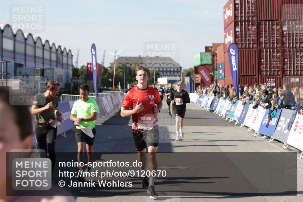 03.10.2025 - Köhlbrandbrückenlauf Jannik Wohlers http://msf.ph/oto/9120670 03.10.2025 13:04:19 Ziel 4297, 4494, 5055, 5721, 6038, 6250, 6251, 6523, 6723, 6724 meine-sportfotos.de
