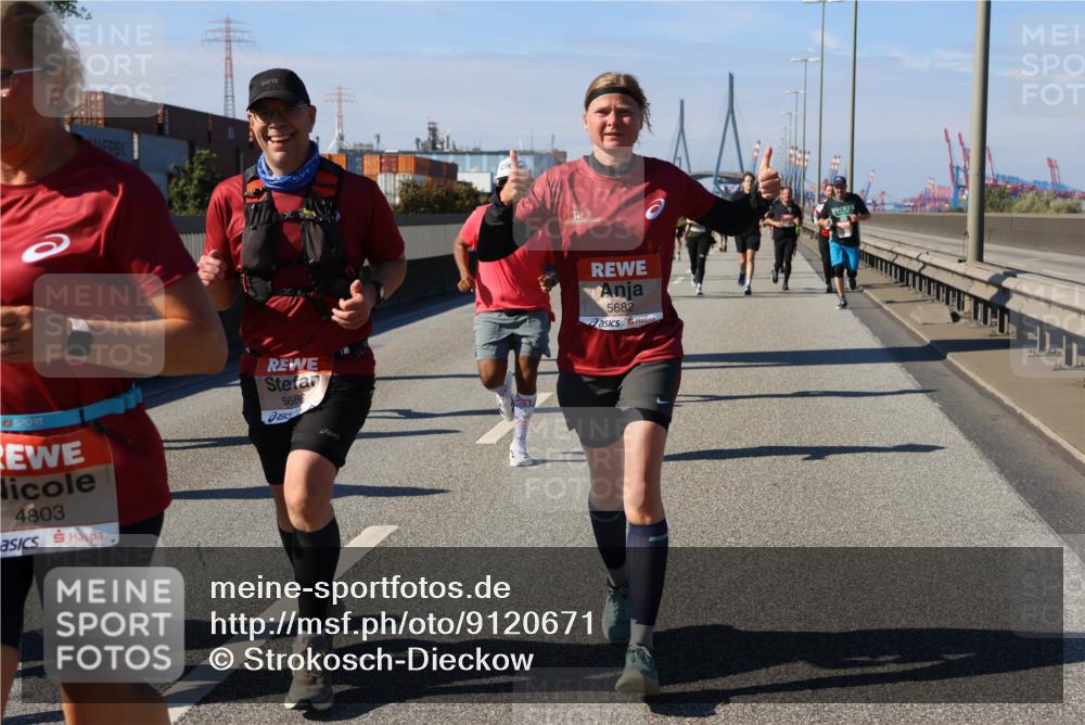 03.10.2025 - Köhlbrandbrückenlauf Strokosch-Dieckow http://msf.ph/oto/9120671 03.10.2025 12:58:57 Position 3 4803, 5686, 5682 meine-sportfotos.de