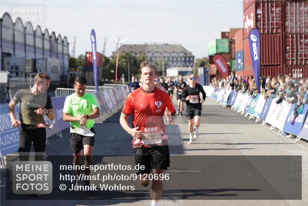 03.10.2025 - Köhlbrandbrückenlauf Jannik Wohlers http://msf.ph/oto/9120696 03.10.2025 13:04:20 Ziel 4117, 4198, 4297, 4494, 5055, 5721, 6038, 6250, 6251, 6523, 6723, 6724 meine-sportfotos.de