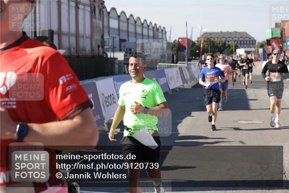 03.10.2025 - Köhlbrandbrückenlauf Jannik Wohlers http://msf.ph/oto/9120739 03.10.2025 13:04:21 Ziel 4117, 4198, 4297, 4494, 4665, 4836, 4995, 5055, 6038, 6250, 6251, 6523, 6723, 6724 meine-sportfotos.de