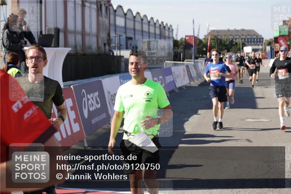 03.10.2025 - Köhlbrandbrückenlauf Jannik Wohlers http://msf.ph/oto/9120750 03.10.2025 13:04:22 Ziel 4117, 4198, 4297, 4494, 4665, 4836, 4995, 5055, 6038, 6250, 6251, 6523, 6723, 6724 meine-sportfotos.de