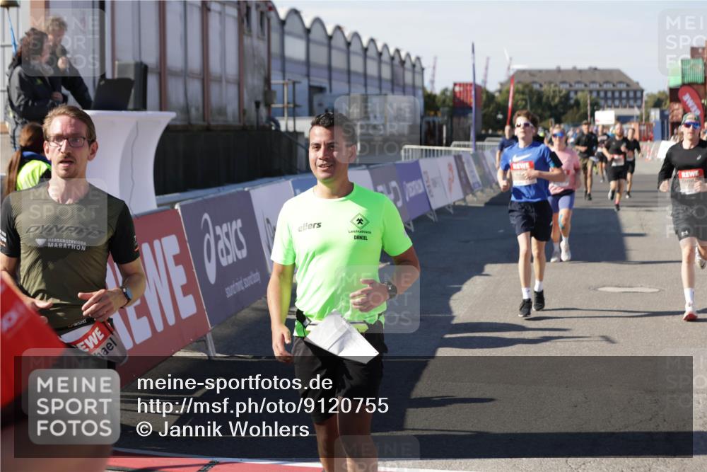 03.10.2025 - Köhlbrandbrückenlauf Jannik Wohlers http://msf.ph/oto/9120755 03.10.2025 13:04:22 Ziel 4117, 4198, 4297, 4494, 4665, 4836, 4995, 5055, 6038, 6250, 6251, 6523, 6723, 6724 meine-sportfotos.de