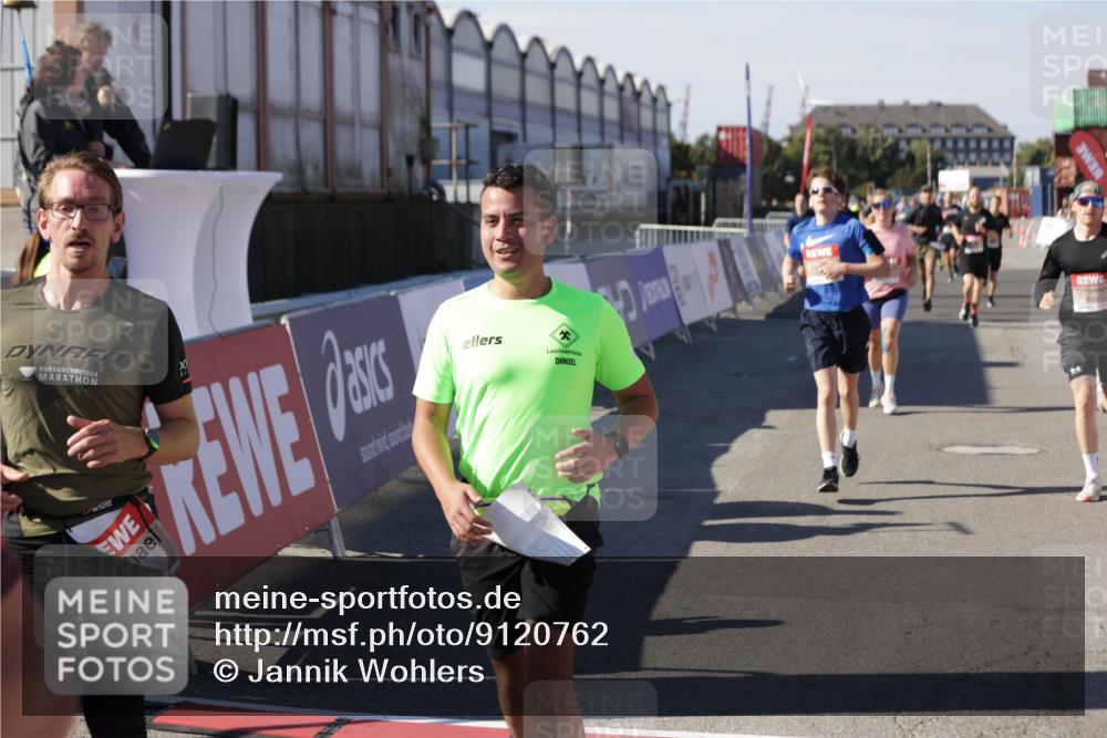 03.10.2025 - Köhlbrandbrückenlauf Jannik Wohlers http://msf.ph/oto/9120762 03.10.2025 13:04:22 Ziel 4117, 4198, 4297, 4494, 4665, 4836, 4995, 5055, 6038, 6250, 6251, 6523, 6723, 6724 meine-sportfotos.de