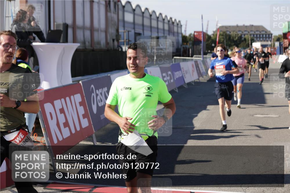 03.10.2025 - Köhlbrandbrückenlauf Jannik Wohlers http://msf.ph/oto/9120772 03.10.2025 13:04:22 Ziel 4117, 4198, 4297, 4494, 4665, 4836, 4995, 5055, 6038, 6250, 6251, 6523, 6723, 6724 meine-sportfotos.de