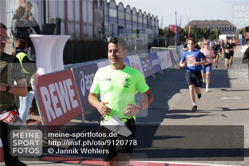 03.10.2025 - Köhlbrandbrückenlauf Jannik Wohlers http://msf.ph/oto/9120778 03.10.2025 13:04:22 Ziel 4117, 4198, 4297, 4494, 4665, 4836, 4995, 5055, 6038, 6250, 6251, 6523, 6723, 6724 meine-sportfotos.de