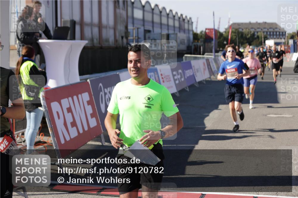 03.10.2025 - Köhlbrandbrückenlauf Jannik Wohlers http://msf.ph/oto/9120782 03.10.2025 13:04:22 Ziel 4117, 4198, 4297, 4494, 4665, 4836, 4995, 5055, 6038, 6250, 6251, 6523, 6723, 6724 meine-sportfotos.de
