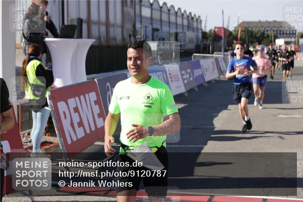 03.10.2025 - Köhlbrandbrückenlauf Jannik Wohlers http://msf.ph/oto/9120787 03.10.2025 13:04:22 Ziel 4117, 4198, 4297, 4494, 4665, 4836, 4995, 5055, 6038, 6250, 6251, 6523, 6723, 6724 meine-sportfotos.de