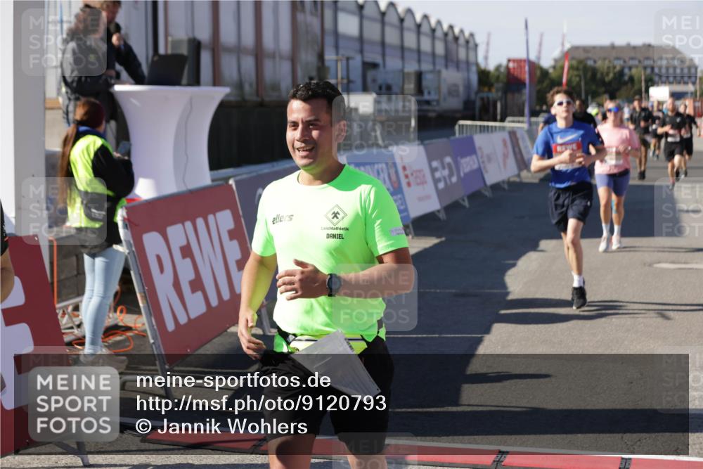 03.10.2025 - Köhlbrandbrückenlauf Jannik Wohlers http://msf.ph/oto/9120793 03.10.2025 13:04:22 Ziel 4117, 4198, 4297, 4494, 4665, 4836, 4995, 5055, 6038, 6250, 6251, 6523, 6723, 6724 meine-sportfotos.de