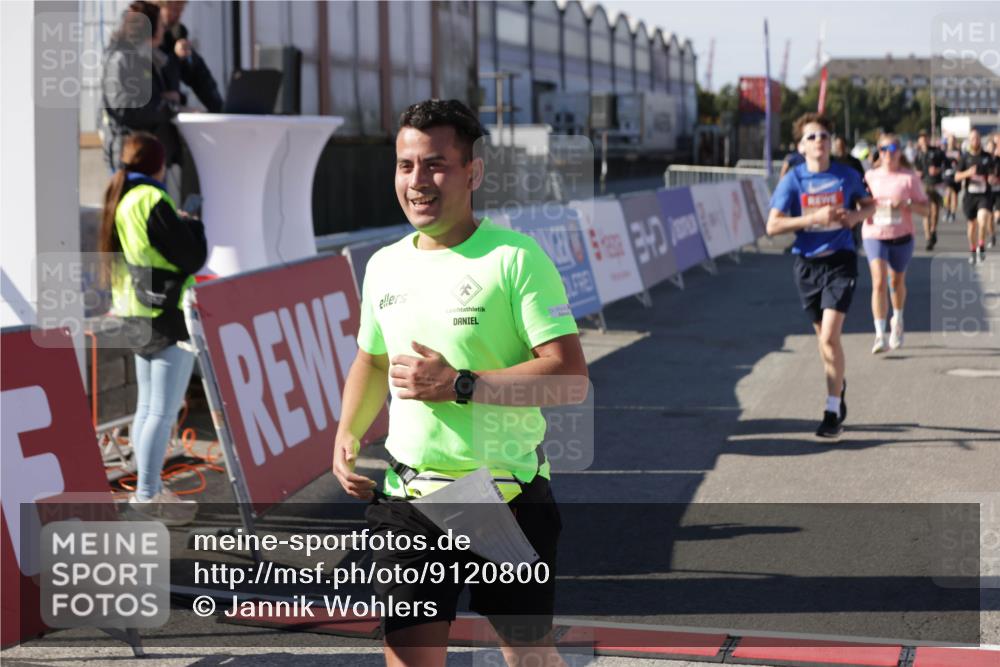 03.10.2025 - Köhlbrandbrückenlauf Jannik Wohlers http://msf.ph/oto/9120800 03.10.2025 13:04:22 Ziel 4117, 4198, 4297, 4494, 4665, 4836, 4995, 5055, 6038, 6250, 6251, 6523, 6723, 6724 meine-sportfotos.de