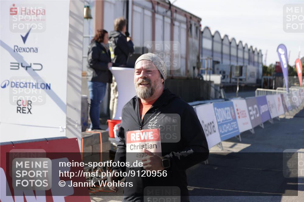 03.10.2025 - Köhlbrandbrückenlauf Jannik Wohlers http://msf.ph/oto/9120956 03.10.2025 13:36:01 Ziel 4972, 6292, 6670 meine-sportfotos.de