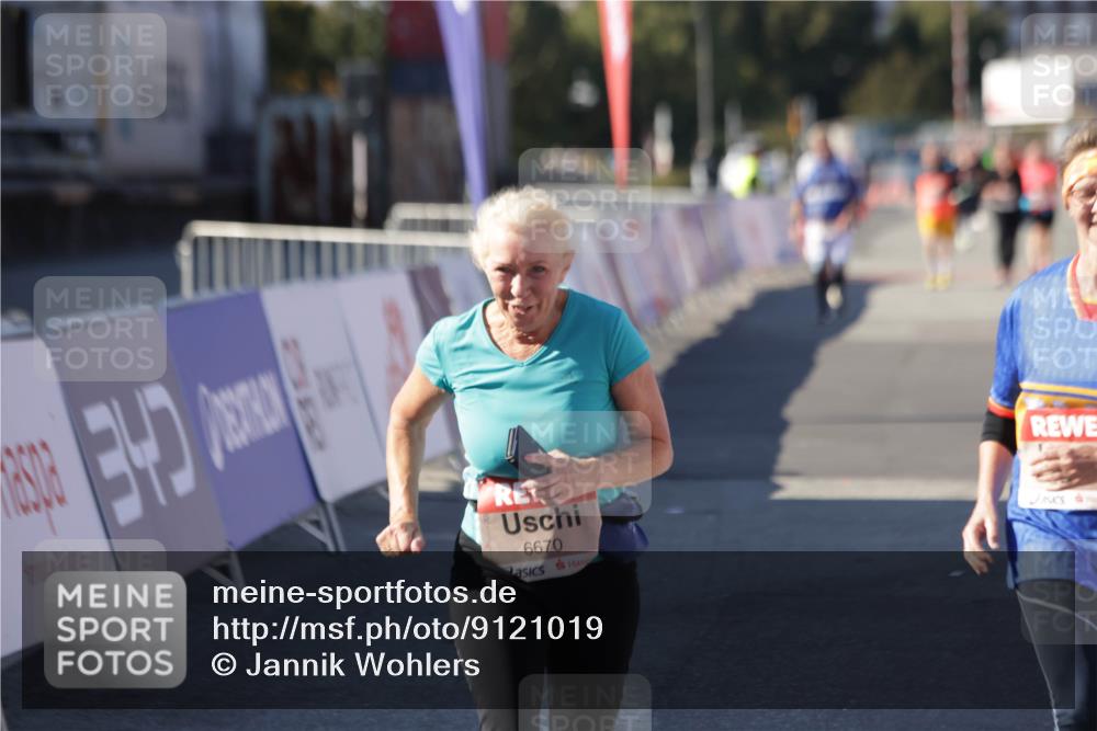 03.10.2025 - Köhlbrandbrückenlauf Jannik Wohlers http://msf.ph/oto/9121019 03.10.2025 13:36:06 Ziel 4972, 5158, 6670 meine-sportfotos.de
